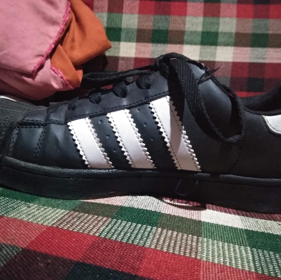 This is an Adidas Superstar. Size is UK 4. The color is black with white stripes - Picture 5 of 5